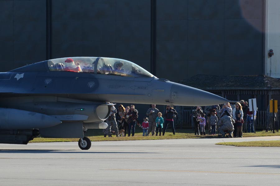 F-16に体験搭乗するサンタ（画像：USAF）