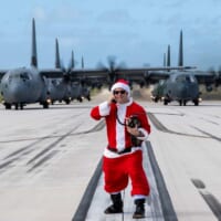 「クリスマス・ドロップ作戦」参加機を先導するサンタ（画像：USAF）