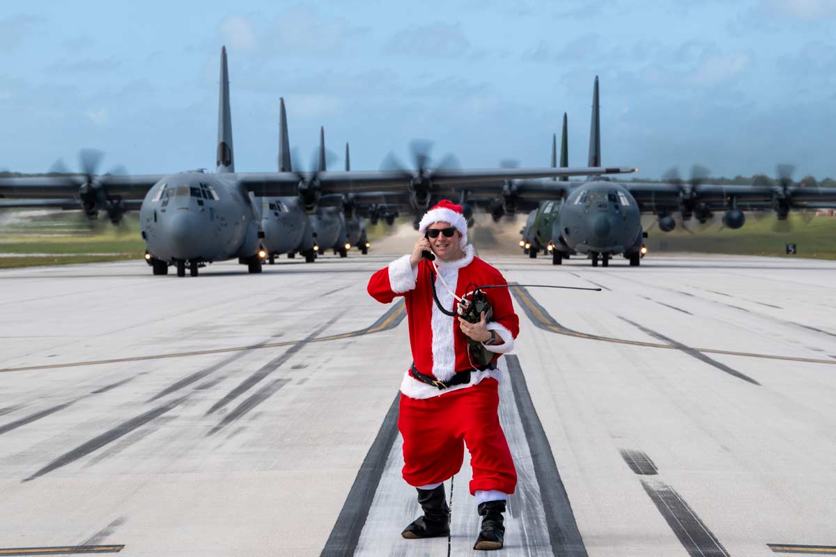 「クリスマス・ドロップ作戦」参加機を先導するサンタ（画像：USAF）