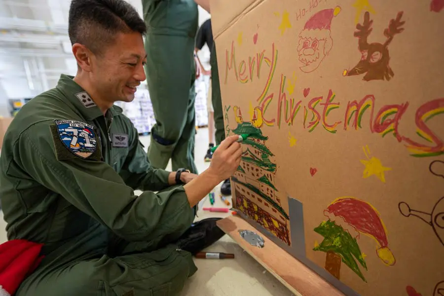 プレゼントの箱に名古屋城を描く航空自衛隊のパイロット（画像：USAF）