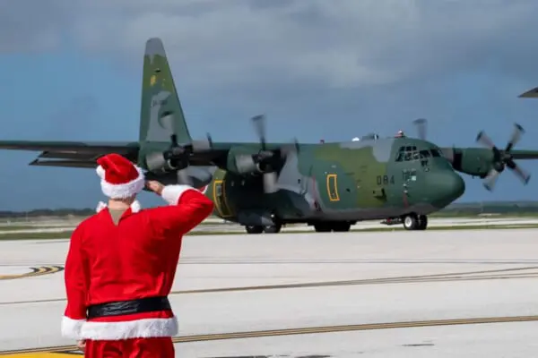 航空自衛隊のC-130Hを敬礼で見送るサンタ（画像：USAF）