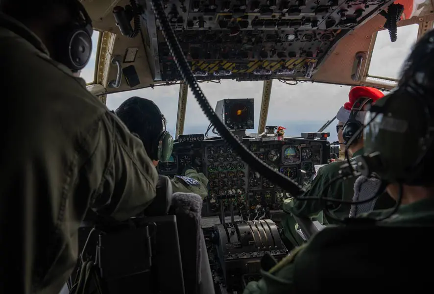 航空自衛隊C-130Hのコックピット（画像：USAF）