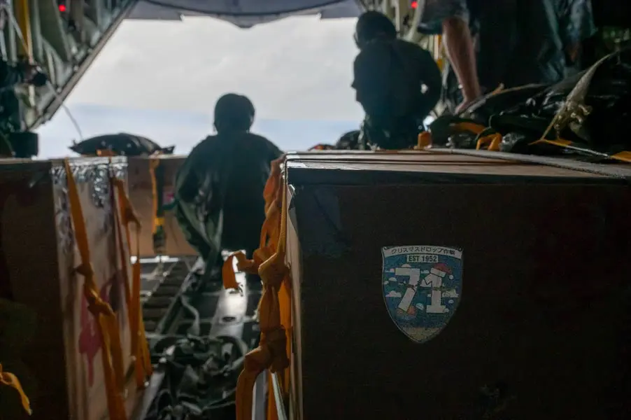 機内に搭載されたプレゼントの箱（画像：USAF）