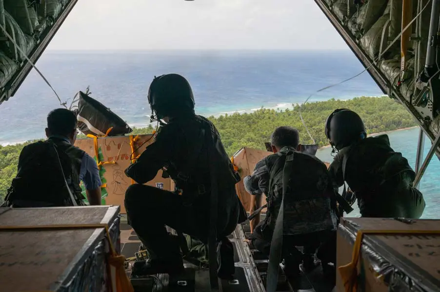 力を合わせて投下（画像：USAF）