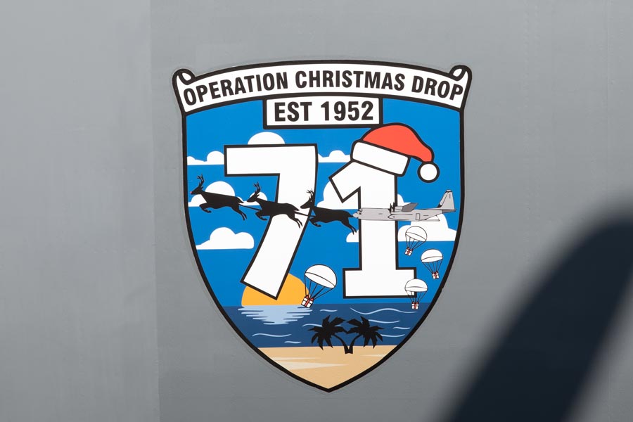2022年の第71回「クリスマス・ドロップ作戦」エンブレム（画像：USAF）