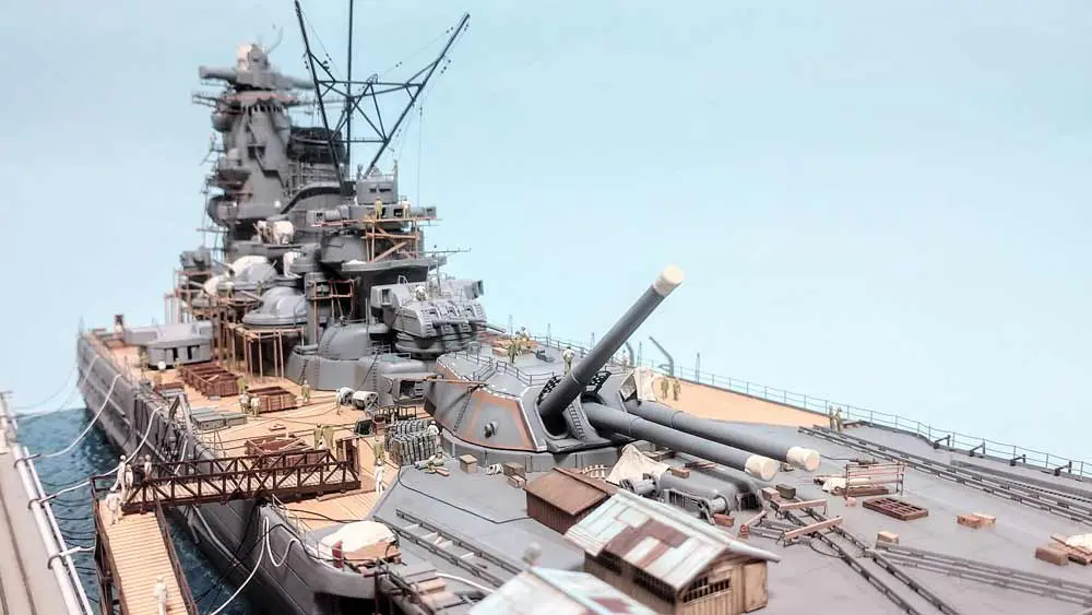 あの有名な写真を立体化 作業中の雰囲気あふれる「艤装中の戦艦
