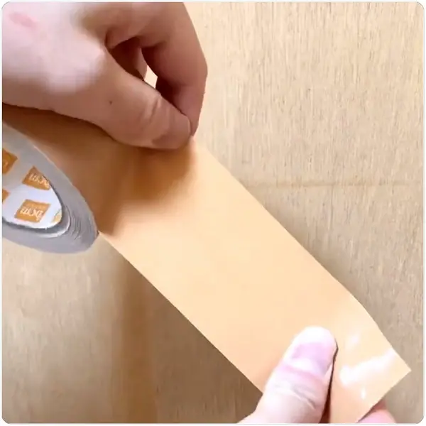 ガムテープを10cmほどの長さで切る