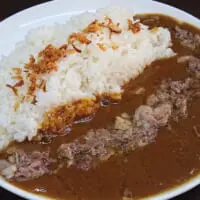一晩煮込んだトロトロの牛すじ肉　安くてボリューム満点の絶品カレーに舌鼓