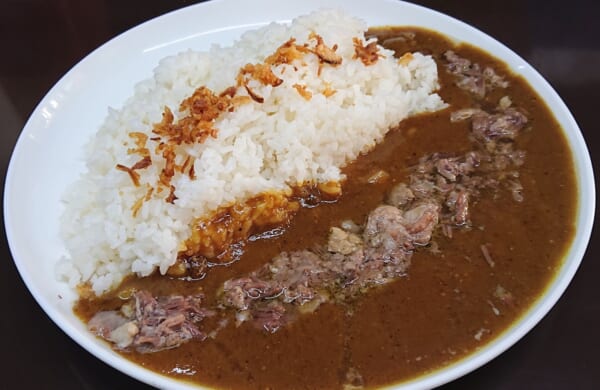 一晩煮込んだトロトロの牛すじ肉　安くてボリューム満点の絶品カレーに舌鼓