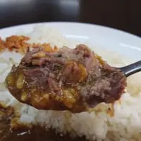 ご飯とルーを絡ませて、牛すじ肉と一緒に口の中へ