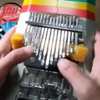 エレキカリンバは簡単にいうとエレキギターのように、カリンバにアンプやエフェクターを繋いだもの