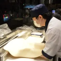丁寧にうどんを伸ばす