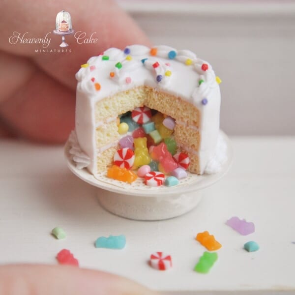 本物そっくり！小さなおやつがバラバラ出てくるピニャータケーキのミニチュアフー