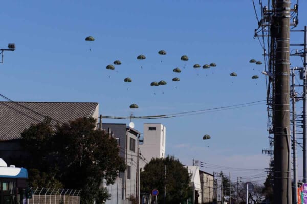 まるで第1空挺団が占領下の街を奪還しじきたように見える光景（Houndさん提供）