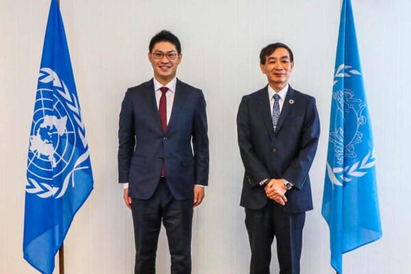 ACSLの鷲谷社長（左）と万国郵便連合の目時事務局長（右）
