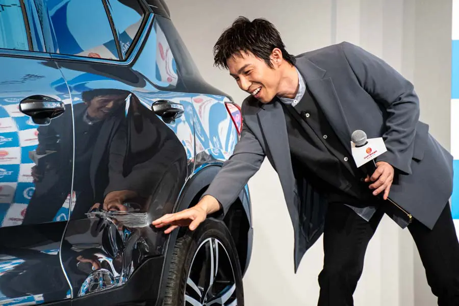 損傷箇所を確認する中尾さん