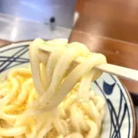 丸亀製麺釜玉うどんに出汁醤油をかけてたべる