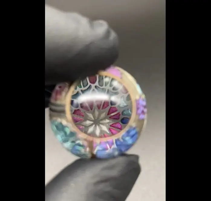 まさに超絶技巧 指先で蝶よ花よと舞う万華鏡ペンダント | おたくま経済新聞