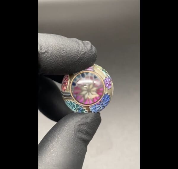 まさに超絶技巧。指先で蝶よ花よと舞う万華鏡ペンダント。