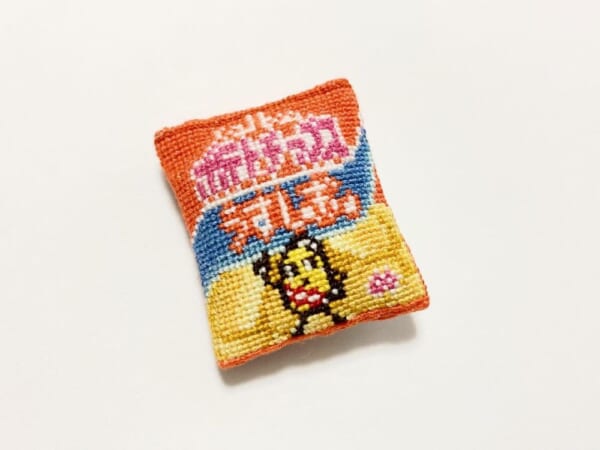 お茶の間でおなじみのポテトチップスをクロスステッチの立体刺繡で再現。