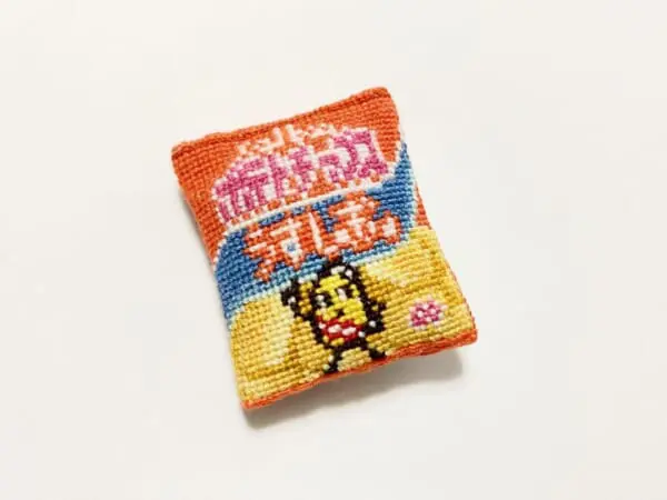 お茶の間でおなじみのポテトチップスをクロスステッチの立体刺繡で再現。