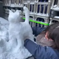 手際よく雪だるまを作る「不良社員」。