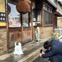完成後は本社前に展示され、社長も記念撮影。