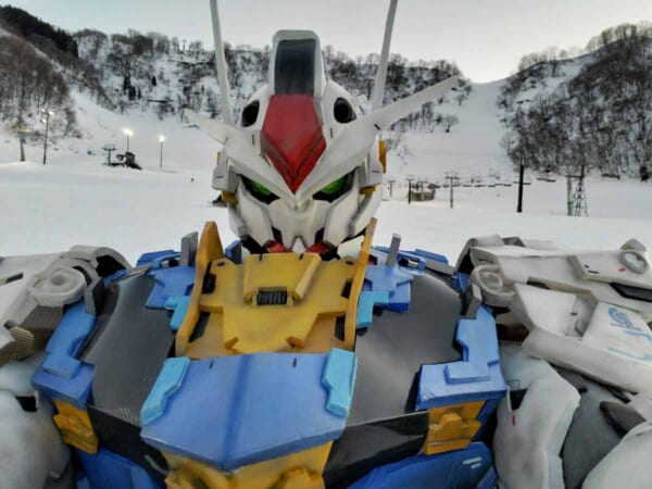 スキー場にやってきたバァドゥさんのガンダム・エアリアル（バァドゥさん提供）