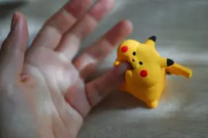 なんでも頬袋にしまっちゃう！ハムスターのようなクセ強ピカチュウがかわいい