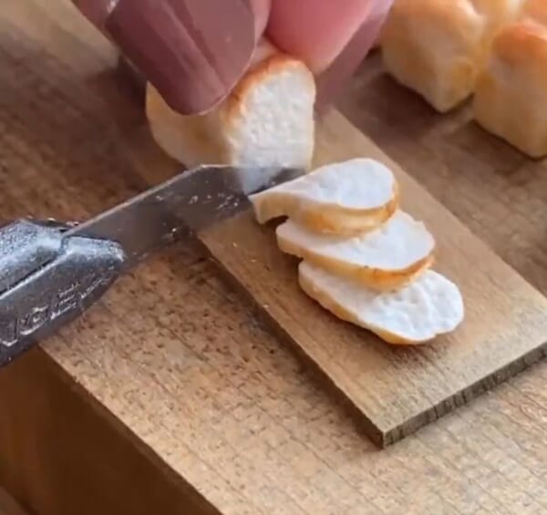 まるで本物！断面まで作り込まれたミニチュアのパンに驚愕