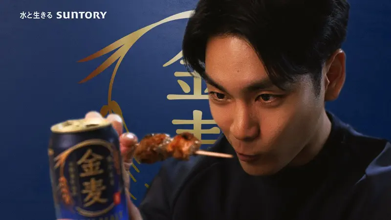 焼き鳥をつまみに、よく冷えた金麦を味わうシーンでは、まるで自宅で飲んでいるかのようにくつろぎながら堪能