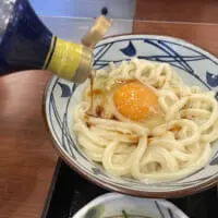丸亀製麺の釜玉うどんに、出汁醤油を2周半