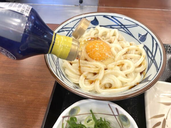 丸亀製麺の釜玉うどんと、だし醤油