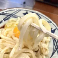 丸亀製麺の釜玉うどんと、だし醤油をかけた状態の箸上げ