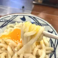 丸亀製麺の釜玉うどんと、だし醤油をかけて卵を混ぜた状態。