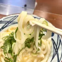 丸亀製麺釜玉うどんに出汁醤油をかけて、ネギを入れてみる