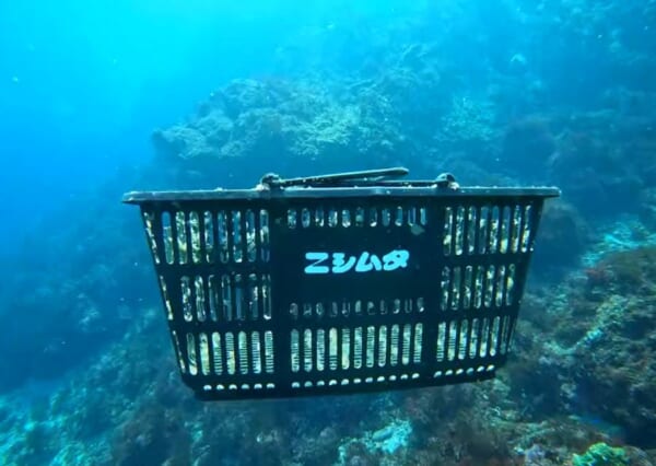 鹿児島県民びっくり！ホームセンター・ニシムタの買い物かごが伊豆半島海中で発見される