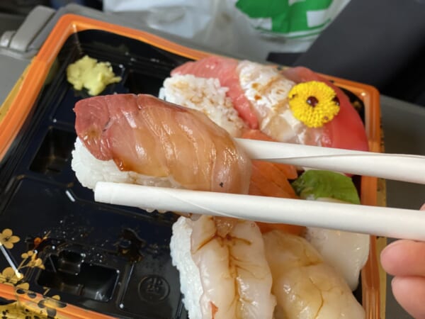 紙をまるめてお箸代わりにする