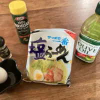 材料は、「サッポロ一番　塩ラーメン」、「卵」、「粉チーズ」、「オリーブオイル」、「黒胡椒」