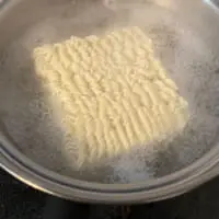 「サッポロ一番　塩ラーメン」を茹でます