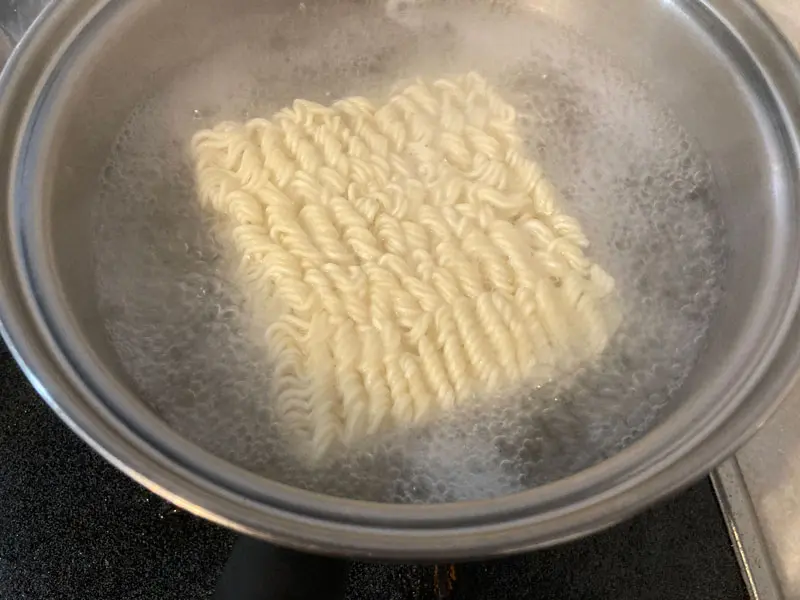 「サッポロ一番　塩ラーメン」を茹でます