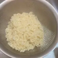 麺が茹で上がったら水気を切ります