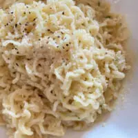 「サッポロ一番　塩ラーメンで作るカルボナーラ」の完成です