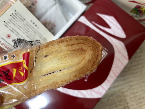 春華堂うなぎパイを袋から開けた様子
