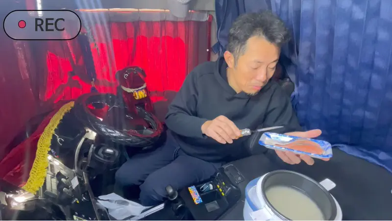 車載用炊飯器を駆使してトラック飯を作り始めたのは、同年9月ごろ