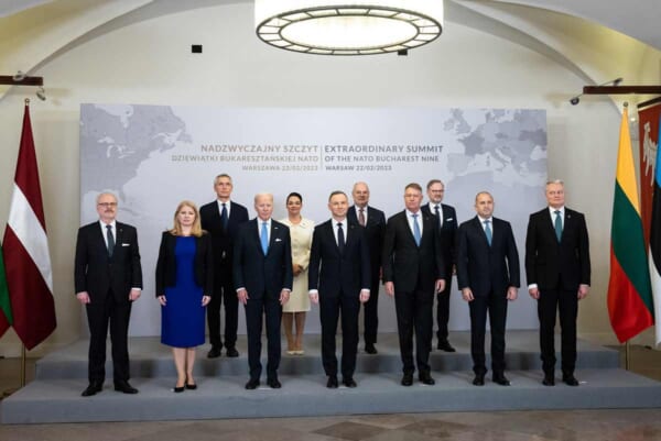 ポーランドの首都ワルシャワに集まった「ブカレスト9」の首脳とアメリカのバイデン大統領、NATOのすとるテンベルグ事務総長（画像：NATO）