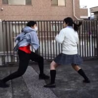 動画では2人の高校生が対峙。