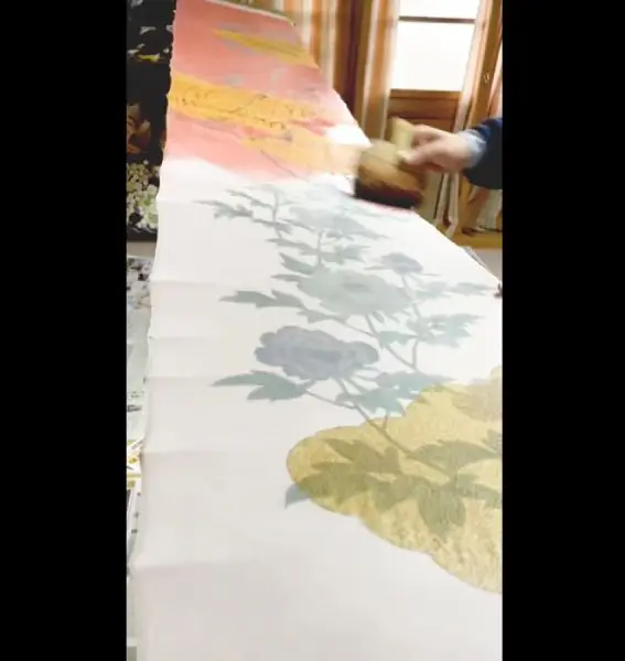 無地の生地が桜色に染め上がっていきます。