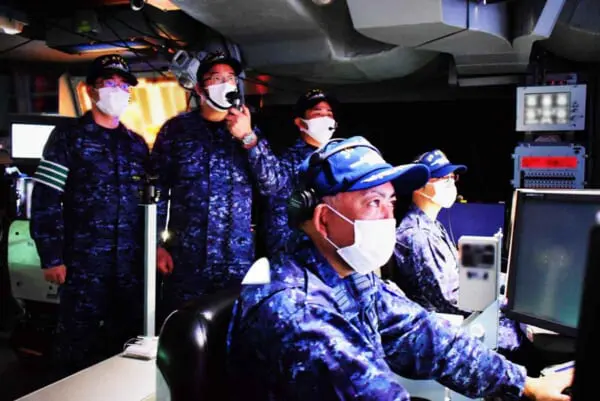 弾道ミサイル対処訓練を行う護衛艦あたごの乗組員（画像：海上自衛隊）