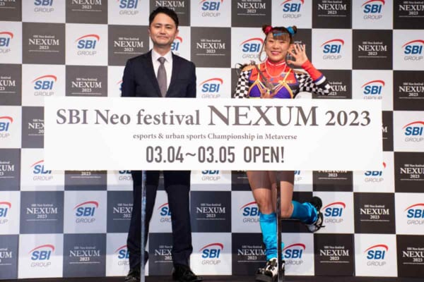 発表会に登場したフワちゃん（右）とSBIホールディングスの山根さん